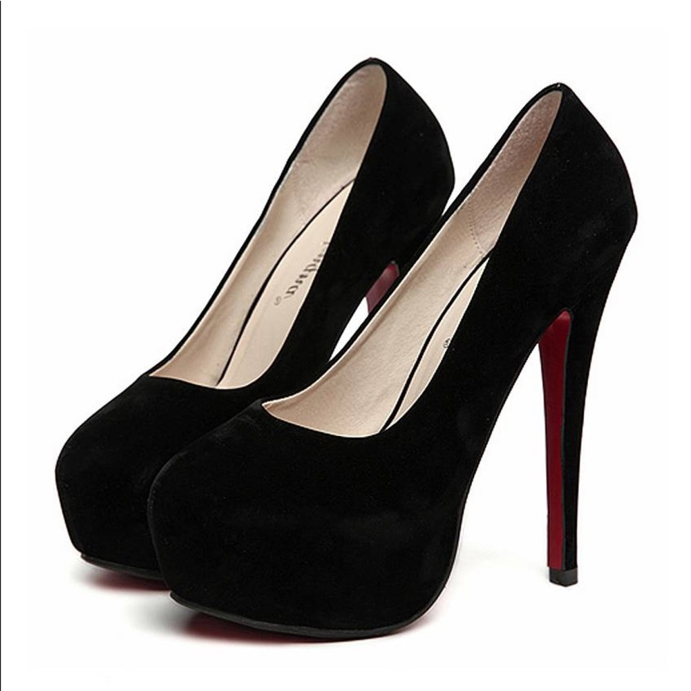 Black pumps